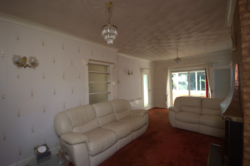 Lot: 107 - DETACHED BUNGALOW FOR IMPROVEMENT - Reverse angle of the living room